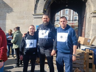 Les agents mobilisés se sont affublés de cibles en papier sur le buste pour dénoncer la dangerosité de leur profession et le manque de moyens.