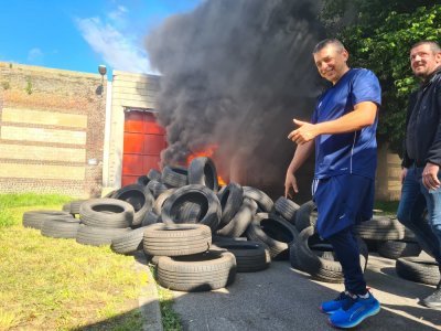 L'un des accès à la maison d'arrêt de Rouen a été bloqué par un feu de palette et de pneus. 