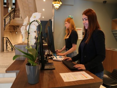 Dès l'entrée du Palais des consuls, des agents d'accueil sont au service des clients.