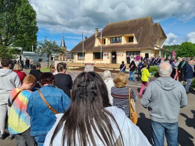 Les habitants se sont rassemblés devant la mairie d'Incarville.