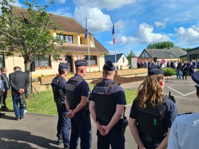 Les forces de l'ordre sont présentes sur place.