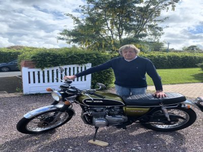 Pour l'occasion, Gérard Verny sera accompagné d'une Honda CB 500 K1 des années 70. Une moto qu'il utilise au quotidien, montrant la fiabilité de la machine. Il trouve encore des pièces pour l'entretenir.