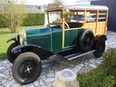 La Citroën B2 de 1925 a été complètement refaite par Jean-Yves Brémare. A la retraite, l'ancien artisan a dessiné lui-même cette voiture. Un modèle qui servait autrefois aux travailleurs pour transporter le matériel.