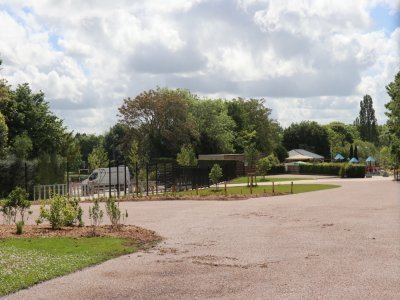 L'entrée précédente était celle de l'ancienne décharge. 860m2 seront déminéralisés dans cette zone pour laisser place au végétal avec la création d'une douzaine de massifs fleuris et arborés, ainsi que 22 arbres.