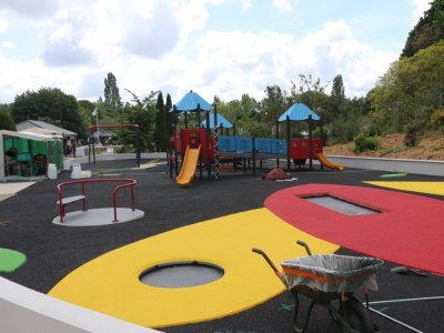 Cette nouvelle aire de jeux inclusive est adaptée à tous les types de handicaps. D'une surface de 600m2, on y retrouve différentes structures, avec rampe d'accès pour fauteuil roulant ou jeux sensoriels.