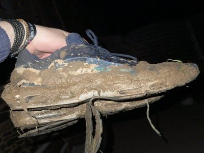Des chaussures imprégnées de boue. - Carla Gaigne