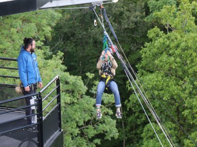 Pour faire le Skyrope, je suis équipé de deux baudriers pour un moment en totale sécurité, notamment grâce au responsable d'activité, Théo Lezin.