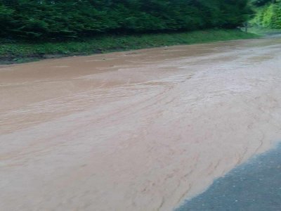 A Saint-Ovin, la route était boueuse et inondée par endroit. - DR