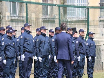 L'hommage national aux deux agents tués à Incarville est rendu au sein de l'ancienne maison d'arrêt de Caen. Il est présidé par le Premier ministre Gabriel Attal.