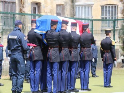 Le cercueil d'une des deux victimes, porté lors de l'hommage national rendu mercredi 22 mai à Caen.