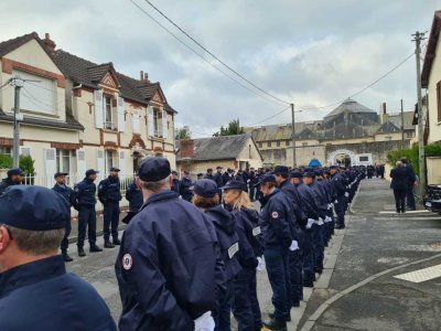 Les agents pénitentiaires forment une haie d'accueil, avant l'hommage national rendu mercredi 22 mai à midi par Gabriel Attal à leurs deux collègues tués à Incarville.