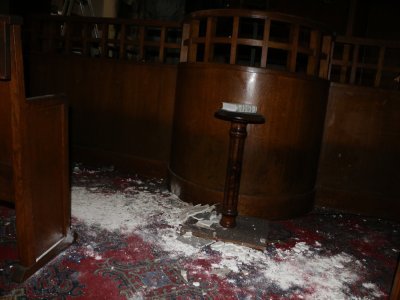 Des morceaux de plafond sont tombés par terre dans la salle principale de la synagogue au rez-de-chaussée.