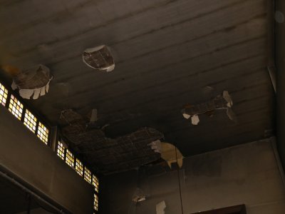 Cinq jours après l'incendie, des morceaux de plafond de la synagogue continuent à se détacher.