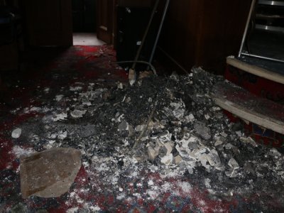 Les débris sont encore présents cinq jours après l'incendie de la synagogue.