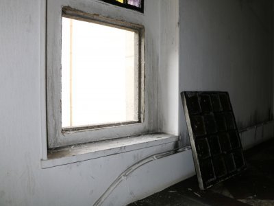 La fenêtre du premier étage où l'homme qui a été abattu par les forces de l'ordre a lancé son cocktail explosif.