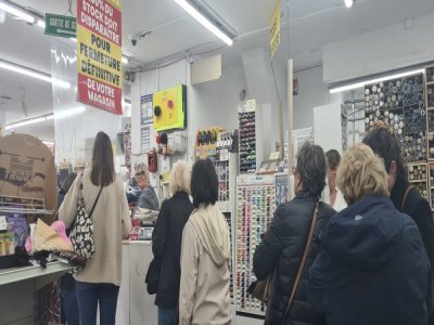 Les derniers clients s'empressent de faire leurs emplettes chez Toto tissus à Rouen avant la fermeture définitive.