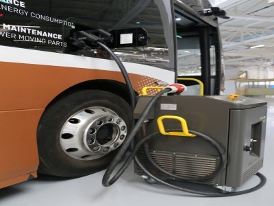 Les bus Ebusco auront une autonomie de 700km par jour avec une seule recharge la nuit. Le prix de vente se situe entre 500 000 et 550 000 euros pour le bus de 12m et pour celui de 18m, il faut ajouter 250 000 euros.