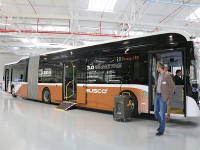 Avant que chaque bus ne quitte l'usine, une inspection approfondie est réalisée, incluant un contrôle qualité, des tests de conduite et l'installation de systèmes informatiques spécifiques pour le client.