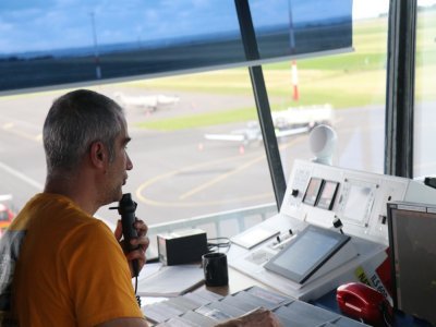 L'espace aérien de la tour mesure environ 15km de rayon, et 750m de haut. Tous les avions le traversant doivent se signaler.