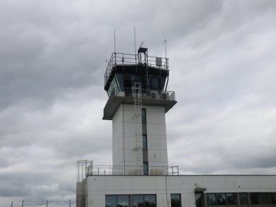 La tour de contrôle mesure 20m de haut.