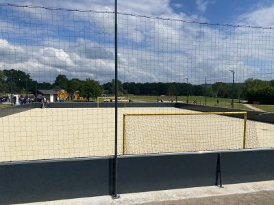 Le terrain de beach-soccer se situe juste à côté des trois terrains de "five".