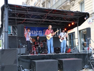 Des concerts ont aussi été organisés au niveau de la place Foch de Rouen près du métro Palais de Justice-Gisèle Halimi.