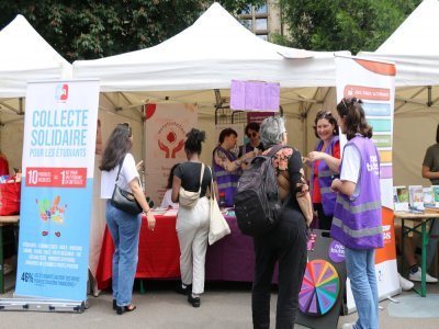 Lors du festival En Roue(n) libre, l'association rouennaise Delivr'aide a pu présenter ses missions aux passants. Elle vient en aide aux étudiants précaires.