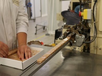 Au total, 10 personnes travaillent quotidiennement dans l'atelier. Ensemble, ils arrivent à produire 550kg d'éclats de caramel et 1 tonne de bonbons. Au total, cela représente 1 500kg de caramels, tous produits confondus.