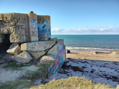 Des graffitis sont présents sur ces blockhaus.