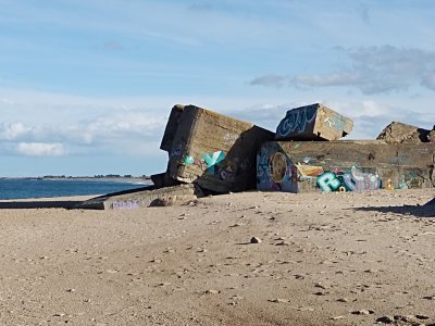 La mer gagne du terrain sur ces lieux construits par la marine allemande durant la Seconde Guerre mondiale.