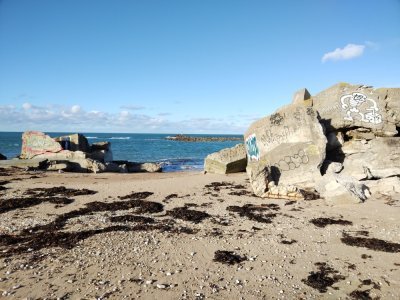 La mer gagne du terrain sur ces lieux construits par la marine allemande durant la Seconde Guerre mondiale.