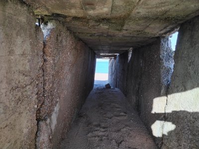 Un passage sous un des blockhaus de Néville-sur-Mer.