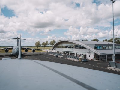 Avec la perspective, c'est à croire que le C-17 fait la taille de l'aérogare de Caen-Carpiquet ! - Quentin Jockum – Aéroport de Caen