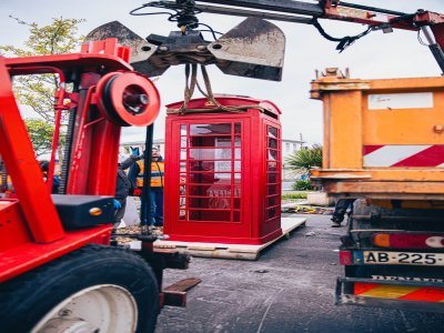 Les agents de Cherbourg-en-Cotentin ont replacé la cabine téléphonique. - Ville de Cherbourg-en-Cotentin