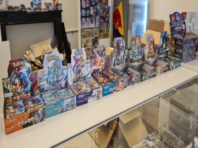 Des boosters de cartes Pokémon sont en vente sur le comptoir.