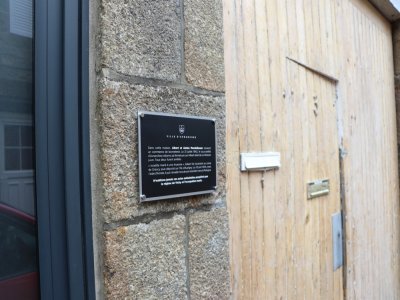 Une plaque en l'honneur d'Albert et Aimée Mendelbaum à Avranches, dans la rue Challemelle Lacour sur leur ancien magasin.