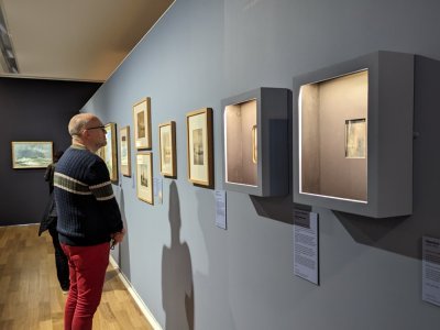 L'exposition présente dix-neuf daguerréotypes, les précurseurs des photographies instantanées.