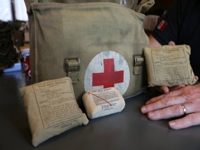 L'association France 44 collectionne des objets datant de la Seconde Guerre mondiale et les reproduit, comme cette trousse de secours.