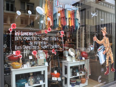 Les mêmes professionnels ont décoré la vitrine du magasin de cuisine Culinarion. Des dessins dans le thème de l'établissement, avec cette marmite portée par un soldat ou encore le message codé : "Les carottes sont cuites."