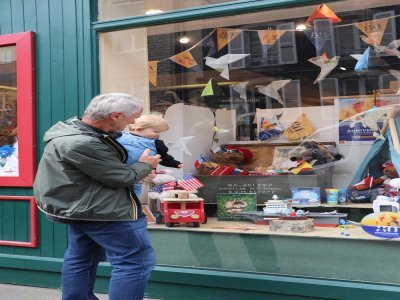 Au magasin de jouets Le Bonhomme de Bois, la décoration est derrière la vitrine. "On a voulu exposer nos articles en lien avec le D-Day et on a fait des colombes en origami", explique la vendeuse Pauline Jouvin.