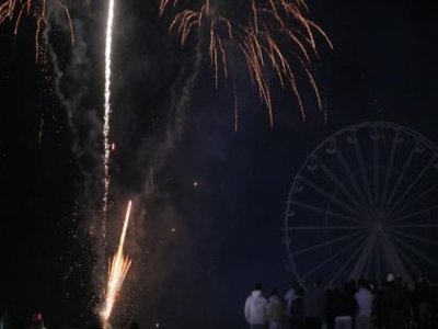 Les feux d'artifice ont illuminé la grande roue de Ouistreham. - Françoise Biquette Balinski