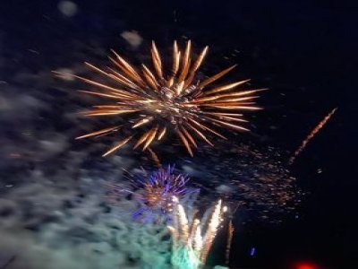 Les feux d'artifice ont illuminé la plage de Courseulles-sur-Mer. - Nathalie Catel