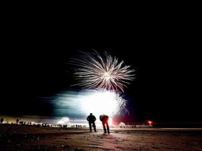 Les feux d'artifice ont illuminé la plage de Courseulles-sur-Mer. - Julien Zimmermann