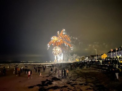 De nombreuses personnes se sont déplacées pour voir les feux d'artifice de l'embrasement de la côte, comme ici à Luc-sur-Mer.