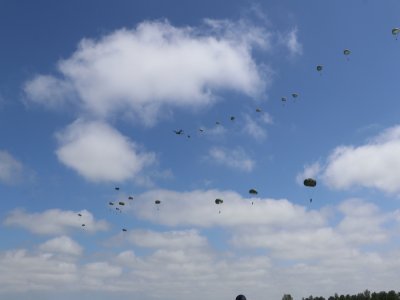 Carentan a accueilli des milliers de personnes, dimanche 2 juin, venues voir les parachutages pour les commémorations du Débarquement.