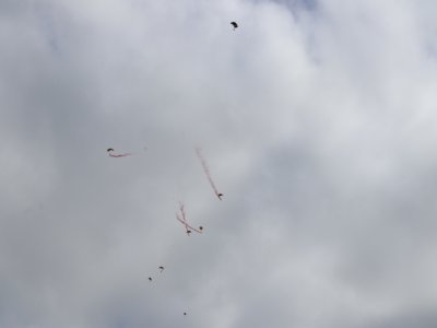 La journée a commencé par les chuteurs de l'armée américaine. Ils sautent de plus haut que les autres parachutistes.