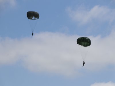 Les avions et les parachutistes amateurs ont décollé d'Angleterre pour revivre le trajet des soldats de 1944.