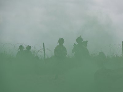 Les fumigènes permettent de créer une couverture pour la troupe.