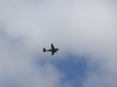 En début d'après-midi, les hélicoptères ont laissé la place aux vieux C47.