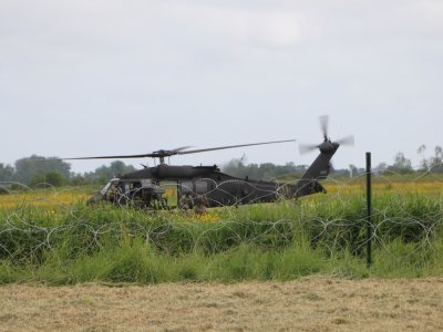 Cette unité a ensuite fait une démonstration de l'utilisation d'hélicoptères pour mener un assaut. Ils se posent pour laisser sortir les soldats qui mènent ensuite l'action sur le terrain.